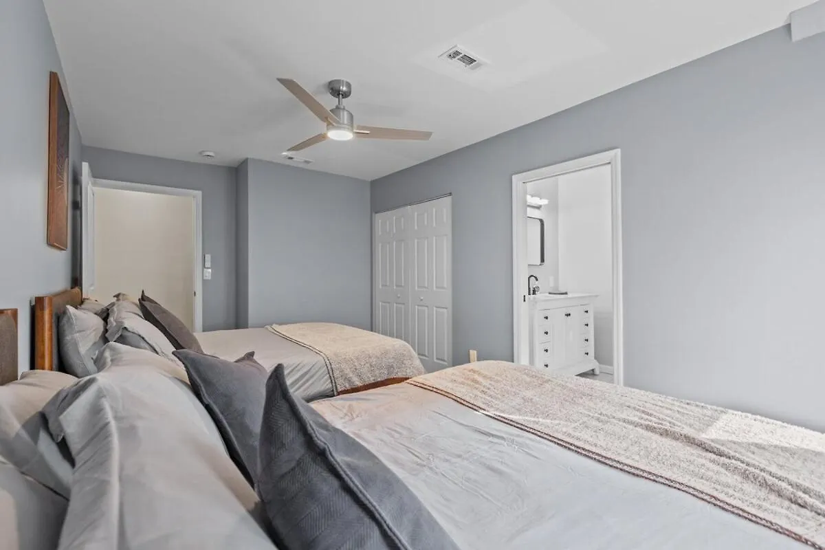 Group-Friendly 4 Bedroom 5 Bathroom Pets Ok Close To Stadium Pittsburgh