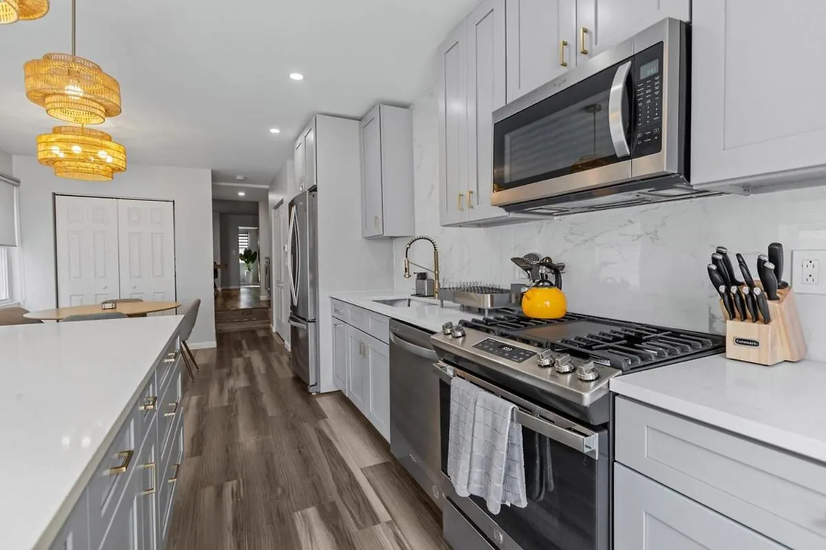 Group-Friendly 4 Bedroom 5 Bathroom Pets Ok Close To Stadium Pittsburgh